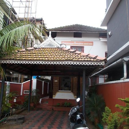 Guruvayur Bunglow Hotel Buitenkant foto