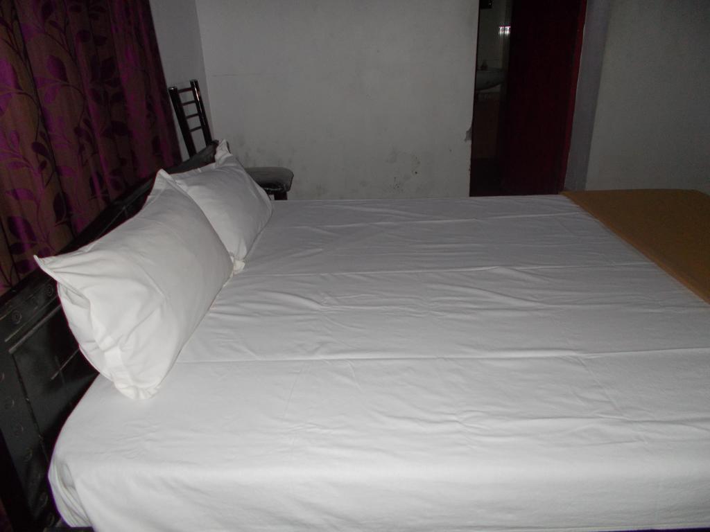 Guruvayur Bunglow Hotel Buitenkant foto