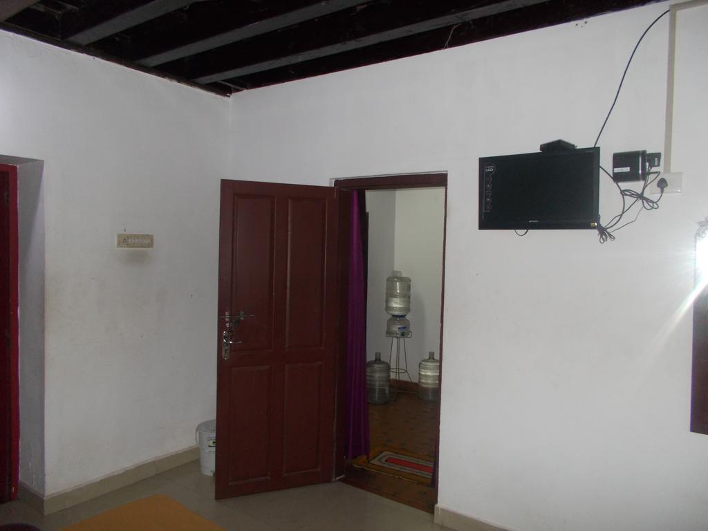 Guruvayur Bunglow Hotel Buitenkant foto